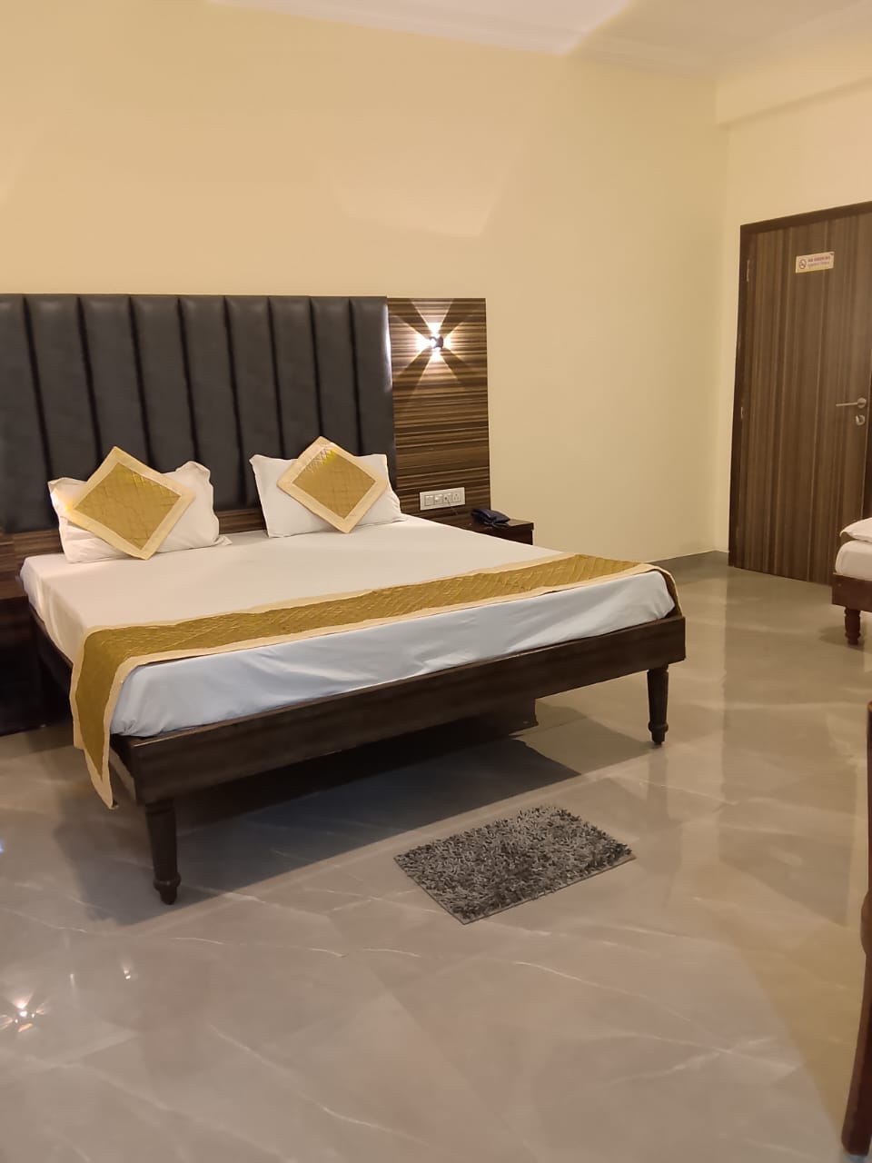Hotel Sai Grand GIDA Gorakhpur, Best Deluxe rooms in GIDA Gorakhpur, Best 2 Star 3 Star Deluxe rooms in GIDA Gorakhpur, Deluxe rooms near Lucknow Road GIDA Gorakhpur, Best Affordable Deluxe rooms in GIDA Gorakhpur, business family Deluxe rooms in GIDA Gorakhpur, Deluxe rooms near Sahjanwa, located in Sector 22, GIDA, Gorakhpur
